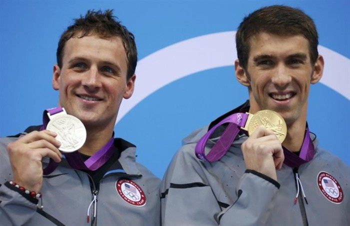 Phelps với chiếc huy chương Vàng ở nội dung 200m cá nhân hỗn hợp, chiếc HCV thứ 3 liên tiếp của Phelps ở nội dung này.